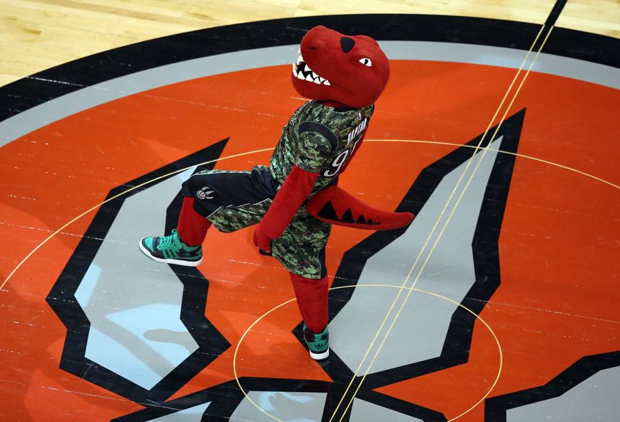 La mascotte dei Toronto Raptors prova ad intimorire col suo aspetto gli Orlando Magic, in una pausa dell&#39;incontro disputato all&#39;Air Canada Centre. (Reuters)